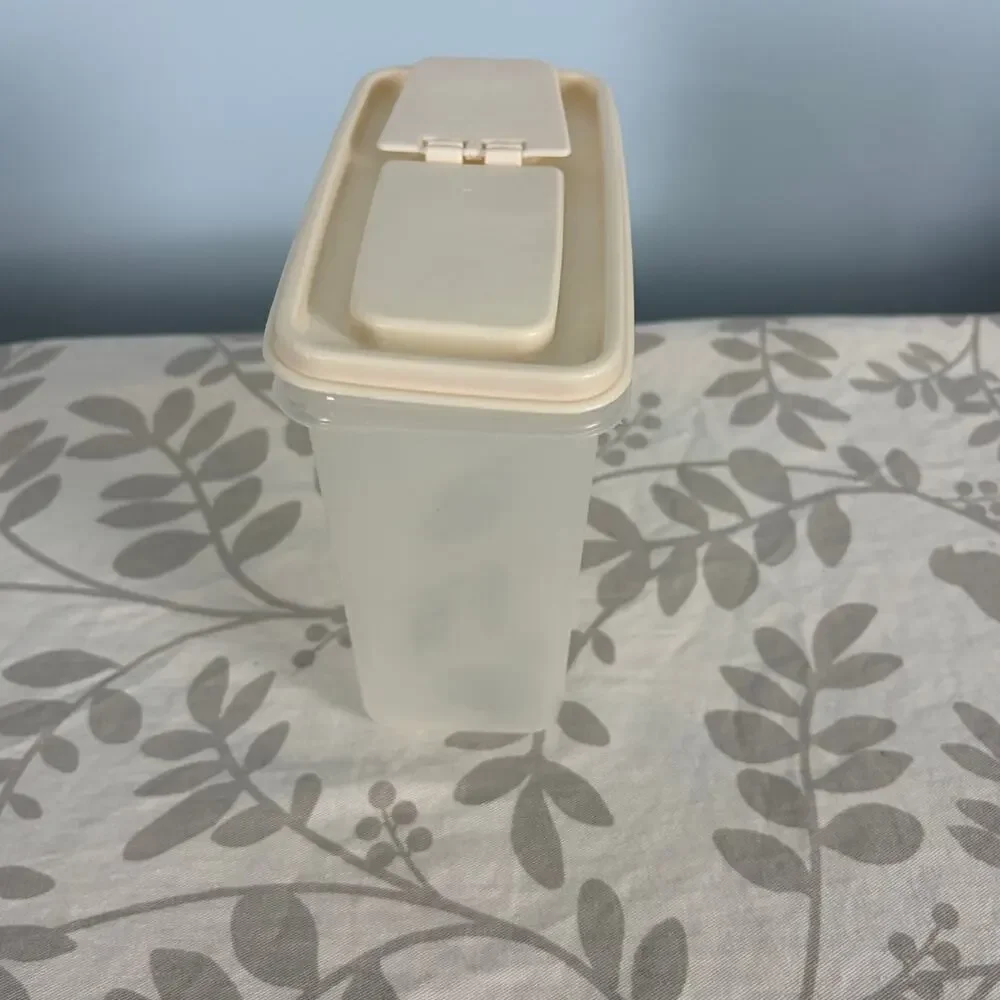 Rubbermaid vintage quart